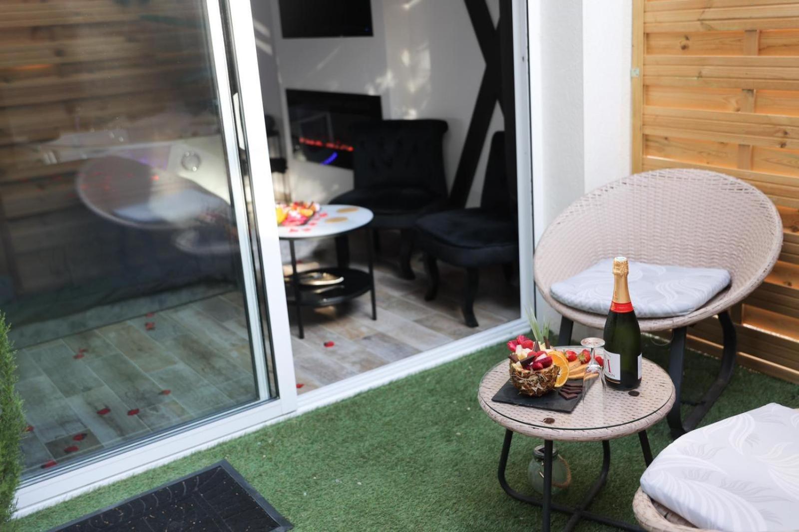 Loft, Studio And Love Rooms Bourg-Saint-Christophe Номер фото